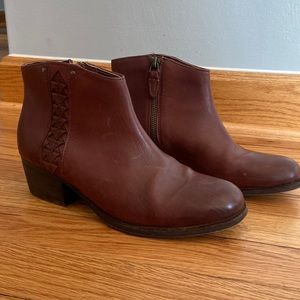 Clarks low ankle leather bootie